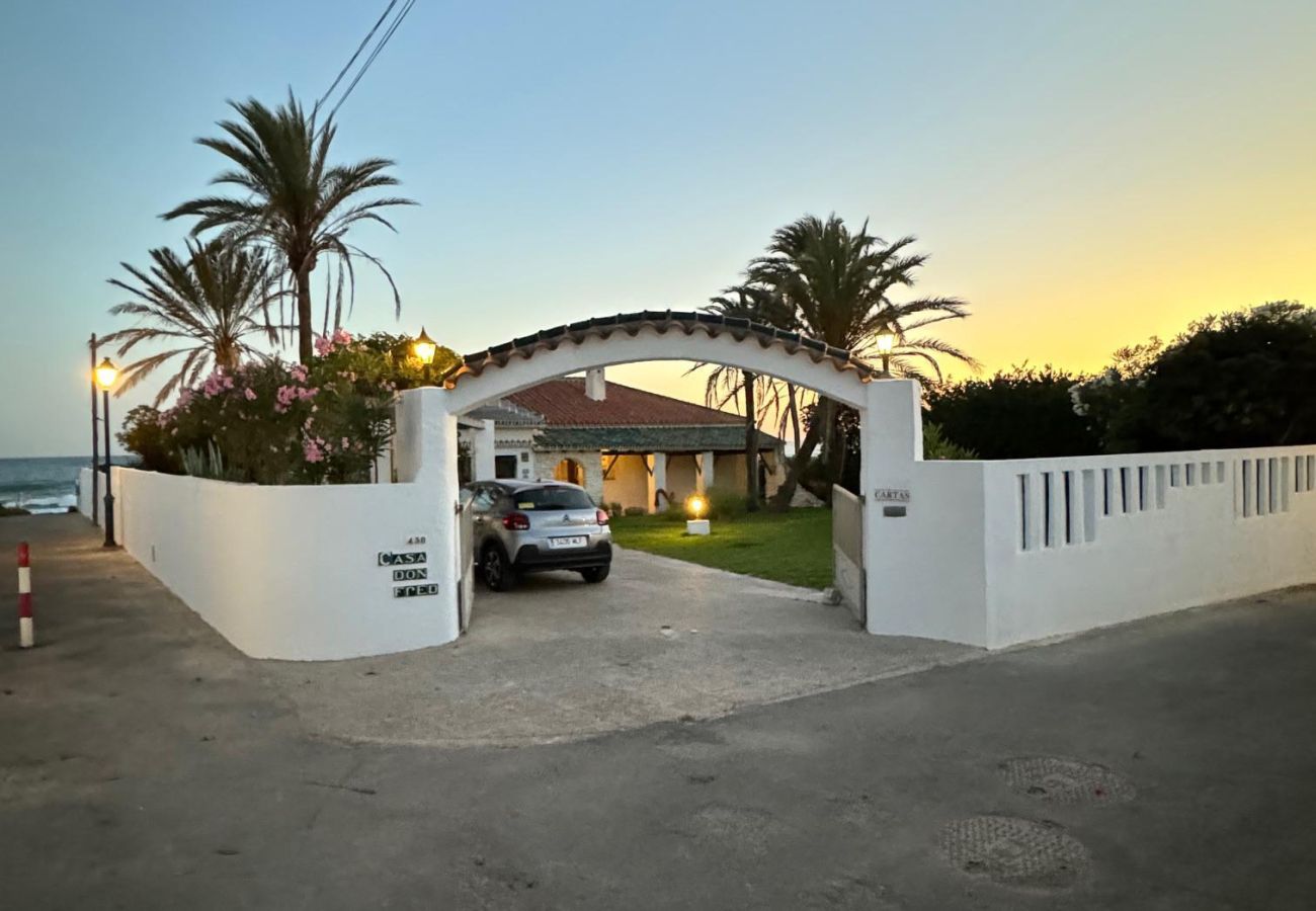 Villa en Marbella - 1100 Increíble Villa Frente al Mar en Marbesa con Piscina y Jardín