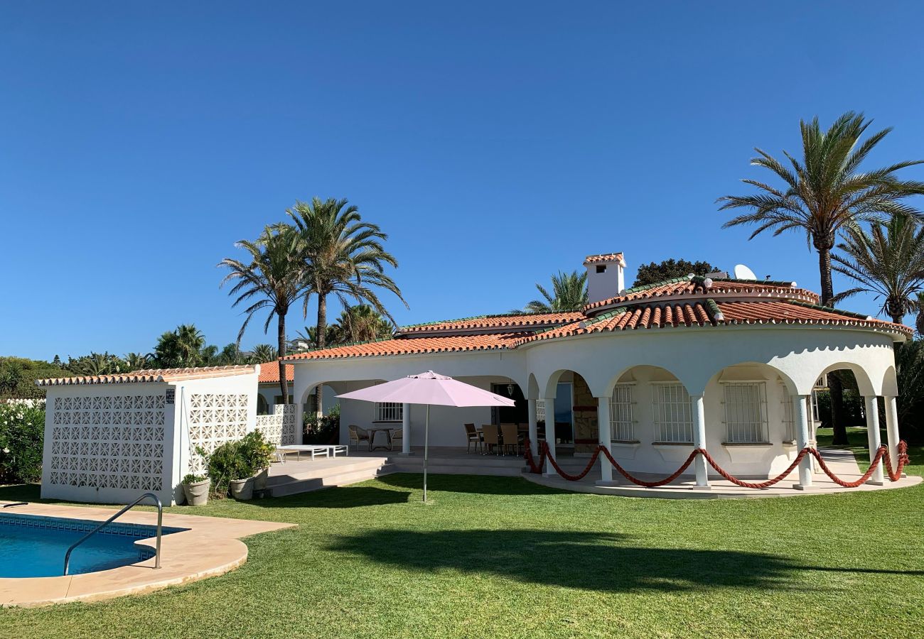 Villa en Marbella - 1100 Increíble Villa Frente al Mar en Marbesa con Piscina y Jardín