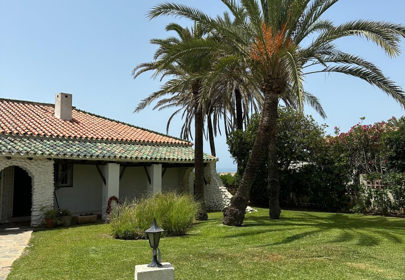 Villa en Marbella - 1100 Increíble Villa Frente al Mar en Marbesa con Piscina y Jardín