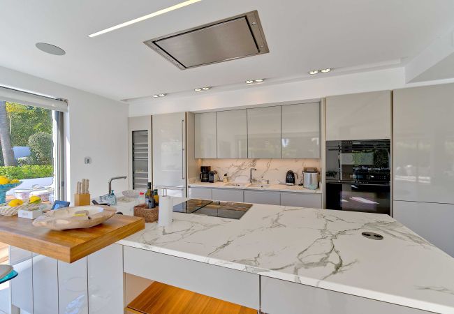 Villa en Marbella - 2244 Villa Moderna de Lujo con Piscina Climatizada en Puerto Banús Villa en Marbella - 2244 Villa Moderna de Lujo con Piscina Climatizada en Puerto Banús