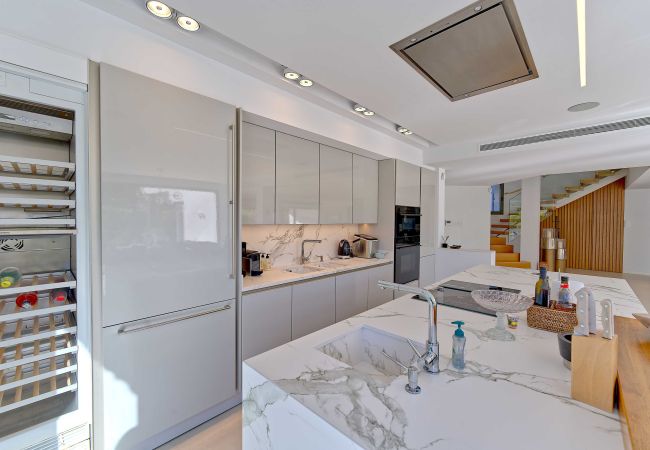 Villa en Marbella - 2244 Villa Moderna de Lujo con Piscina Climatizada en Puerto Banús Villa en Marbella - 2244 Villa Moderna de Lujo con Piscina Climatizada en Puerto Banús