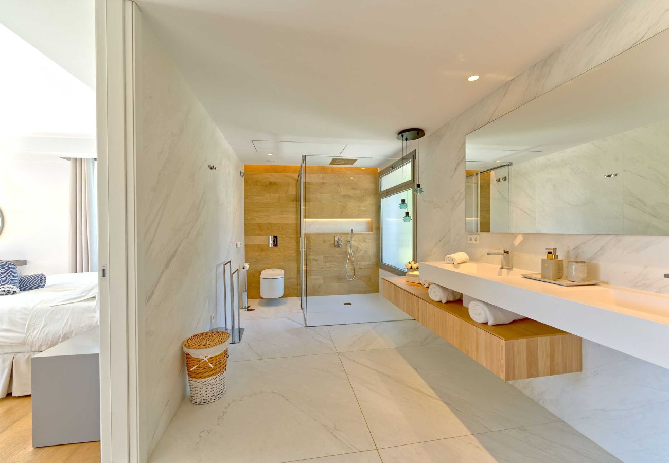 Villa en Marbella - 2244 Villa Moderna de Lujo con Piscina Climatizada en Puerto Banús