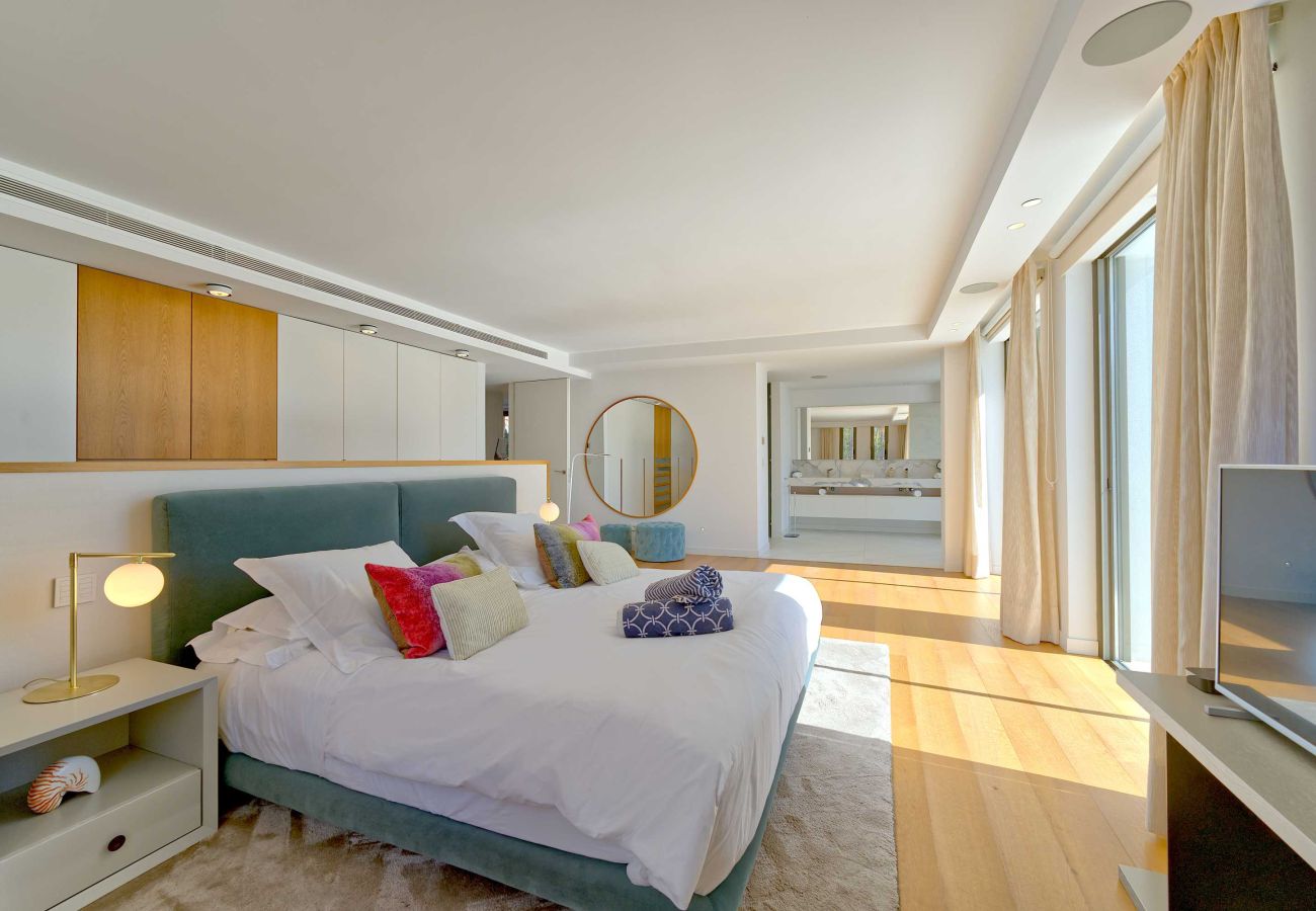 Villa en Marbella - 2244 Villa Moderna de Lujo con Piscina Climatizada en Puerto Banús