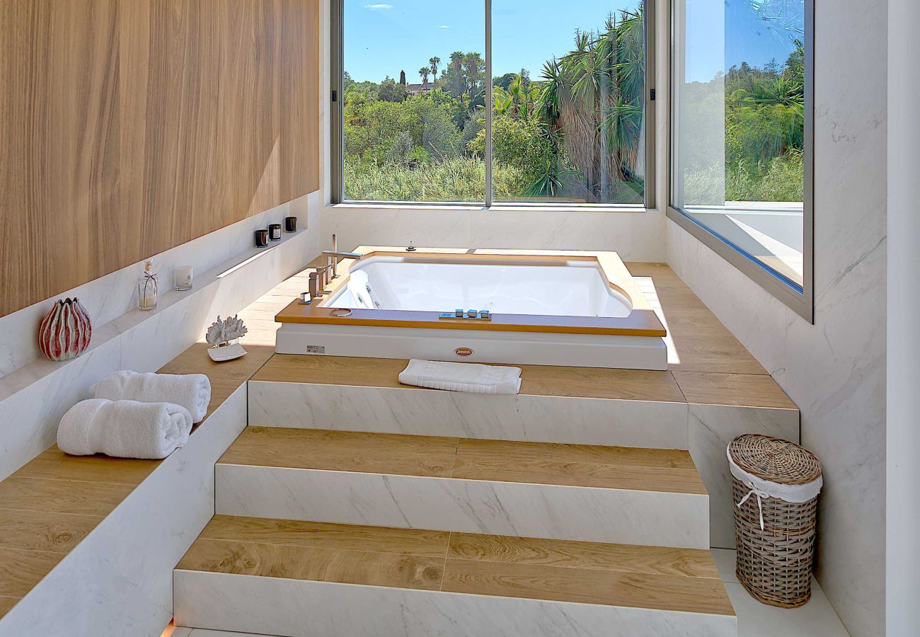 Villa en Marbella - 2244 Villa Moderna de Lujo con Piscina Climatizada en Puerto Banús