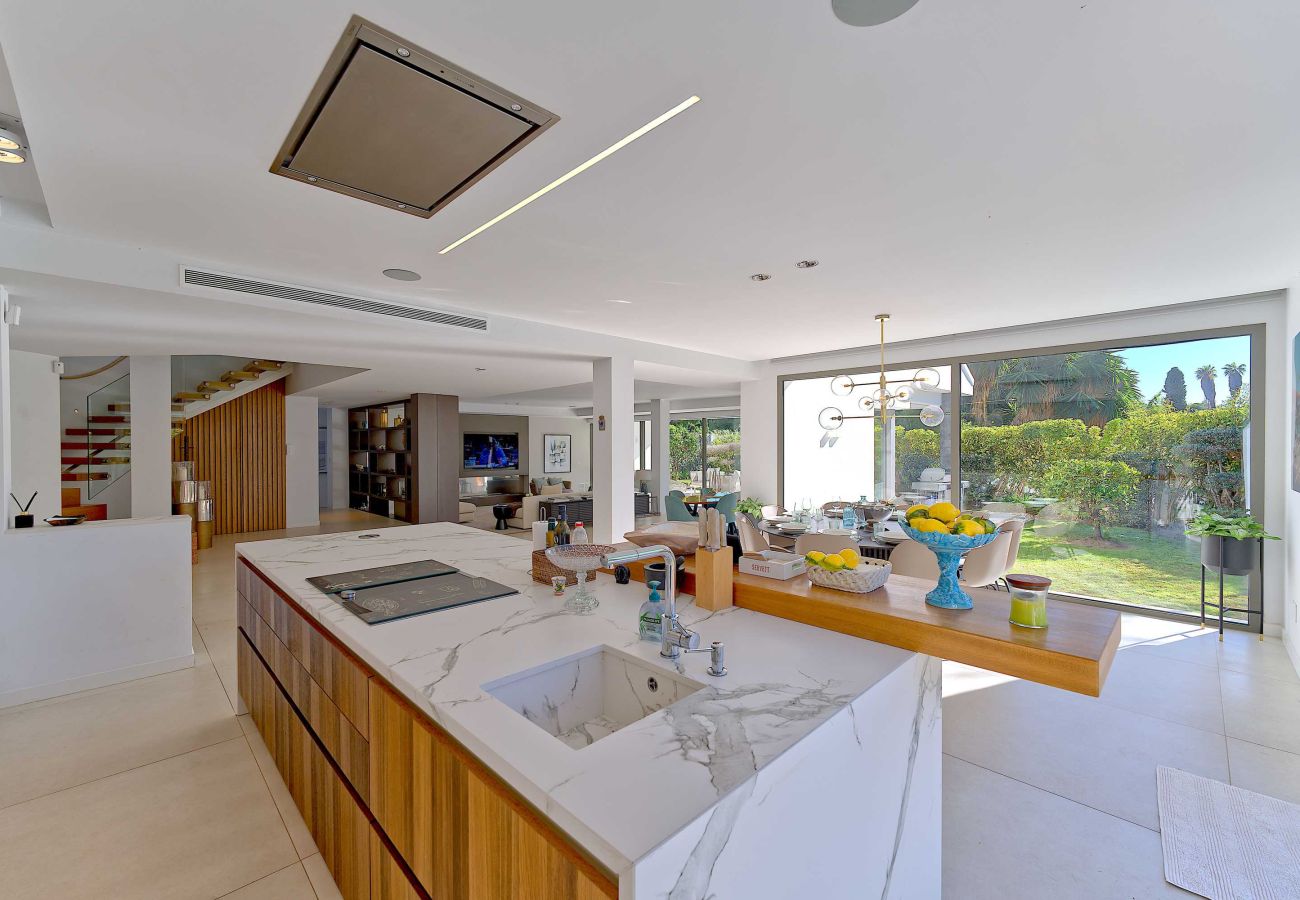 Villa en Marbella - 2244 Villa Moderna de Lujo con Piscina Climatizada en Puerto Banús