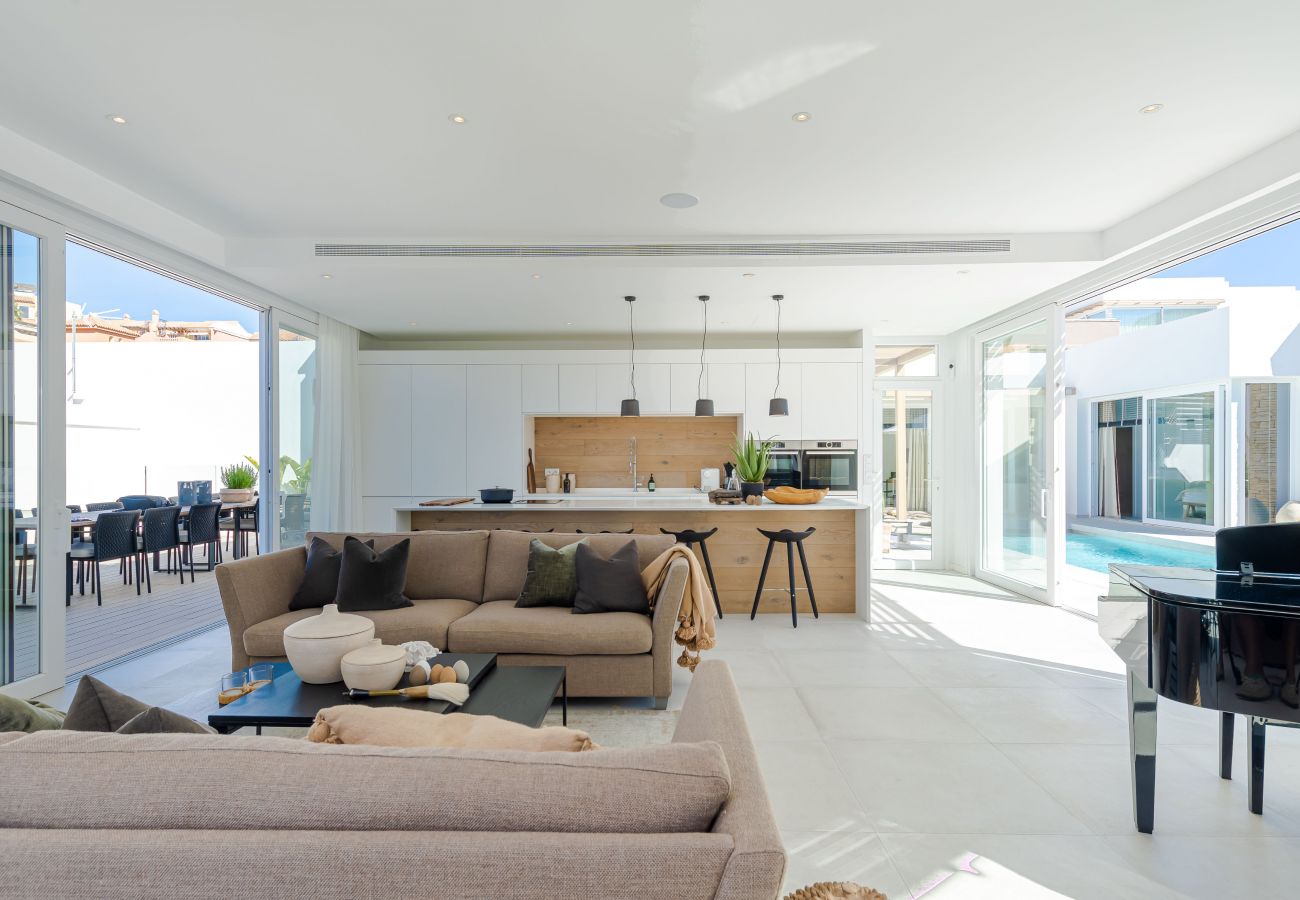 Villa en Mijas Costa - 18 PAX ÚNICA Y ENORME VILLA DE LUJO CON PISCINA CLIMATIZADA, CINE/SALA DE REUNIONES Y GIMNASIO CERCA DE LA PLAYA