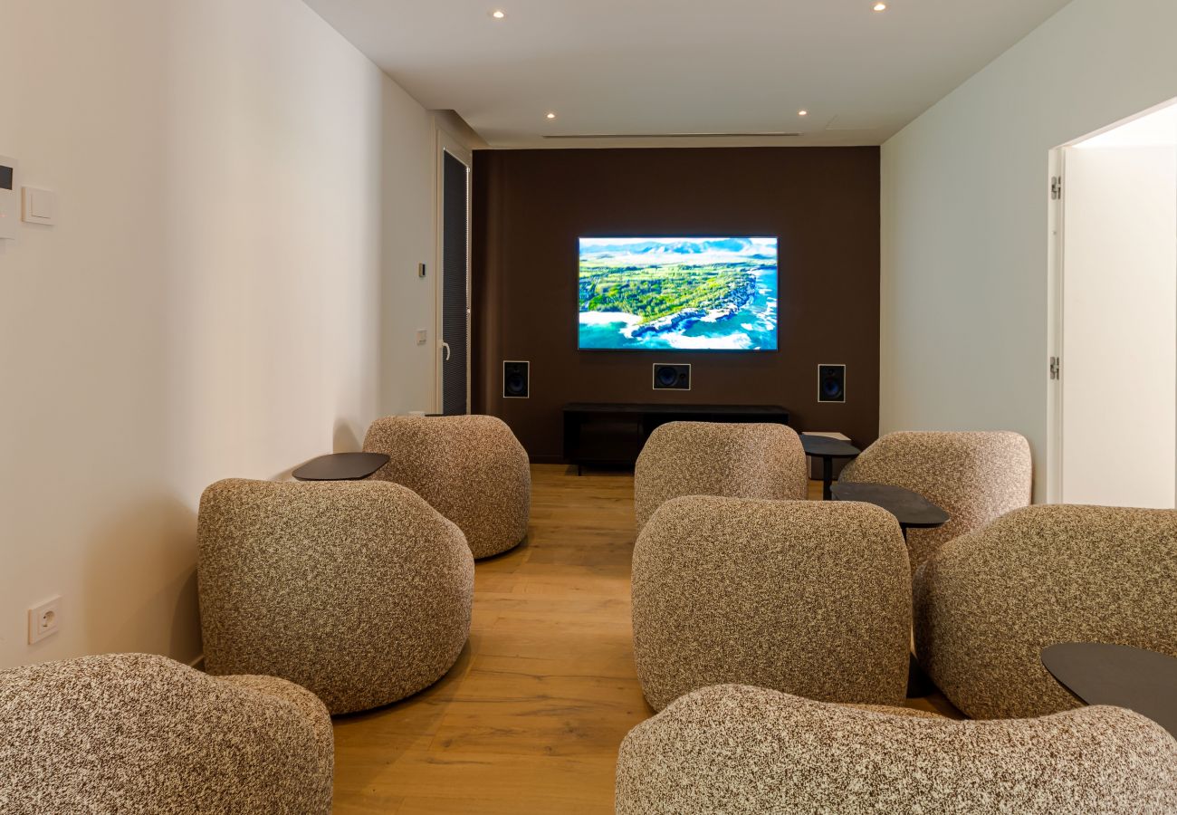 Villa en Mijas Costa - 18 PAX ÚNICA Y ENORME VILLA DE LUJO CON PISCINA CLIMATIZADA, CINE/SALA DE REUNIONES Y GIMNASIO CERCA DE LA PLAYA