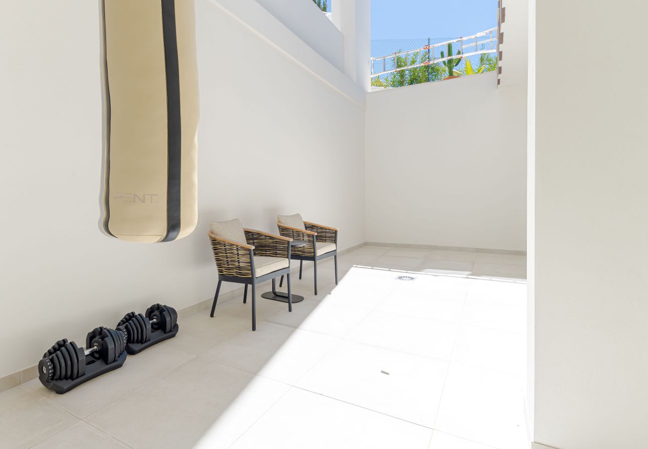 Villa en Mijas Costa - 18 PAX ÚNICA Y ENORME VILLA DE LUJO CON PISCINA CLIMATIZADA, CINE/SALA DE REUNIONES Y GIMNASIO CERCA DE LA PLAYA
