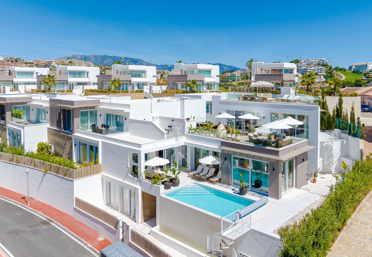 Villa en Mijas Costa - 18 PAX ÚNICA Y ENORME VILLA DE LUJO CON PISCINA CLIMATIZADA, CINE/SALA DE REUNIONES Y GIMNASIO CERCA DE LA PLAYA