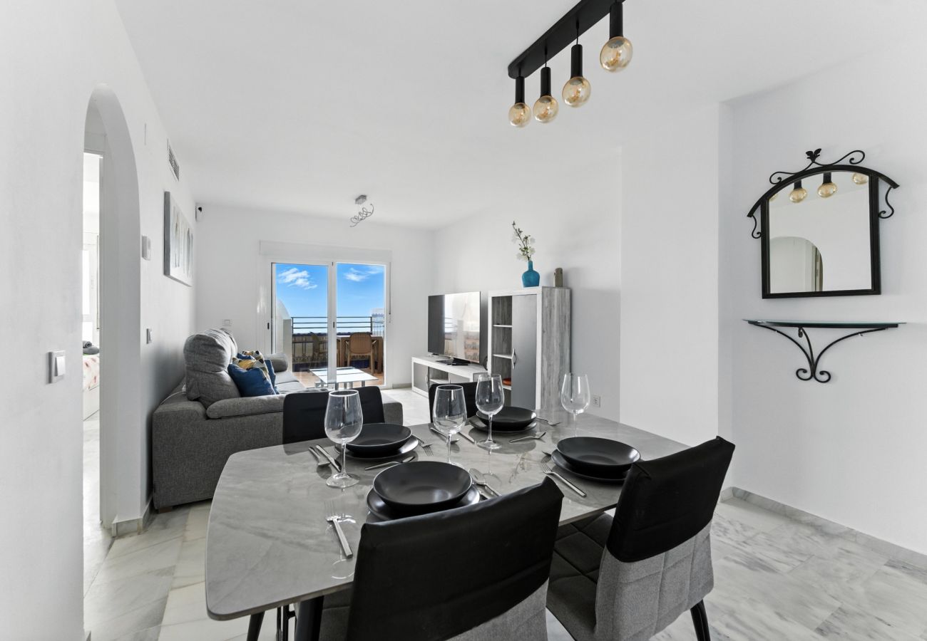 Apartamento en San Luis de Sabanillas - 3003 Ático dúplex con vistas al mar en primera línea de playa