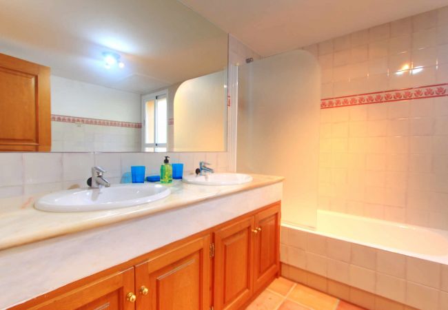 Villa en Estepona - 1072 Retiro Frente al Mar en El Paraíso con Piscina Privada y BBQ Villa en Estepona - 1072 Retiro Frente al Mar en El Paraíso con Piscina Privada y BBQ