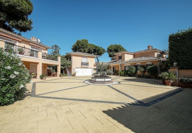 Villa en Estepona - 1072 Retiro Frente al Mar en El Paraíso con Piscina Privada y BBQ Villa en Estepona - 1072 Retiro Frente al Mar en El Paraíso con Piscina Privada y BBQ