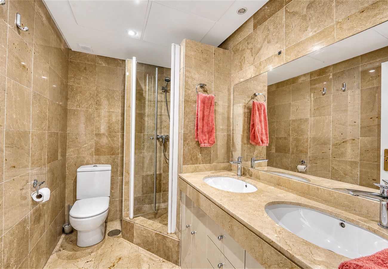 Casa adosada en Marbella - 3150 Seaside Home with Stunning Sea Views