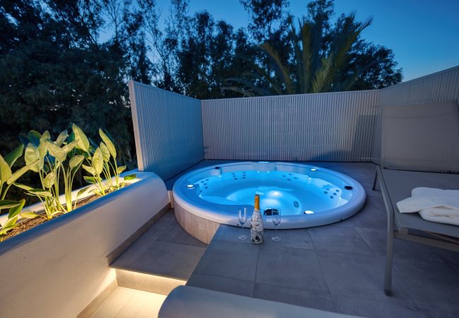 Apartment in Marbella - 1081 Luxurious Beachfront Penthouse with Jacuzzi Apartment in Marbella - 1081 Luxurious Beachfront Penthouse with Jacuzzi