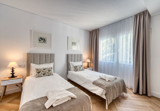 Apartment in Marbella - 1081 Luxurious Beachfront Penthouse with Jacuzzi Apartment in Marbella - 1081 Luxurious Beachfront Penthouse with Jacuzzi