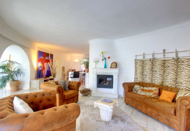 Villa in Marbella - 2042 Elegant Villa with Garden, heated Pool and Spacious Layout Villa in Marbella - 2042 Elegant Villa with Garden, heated Pool and Spacious Layout