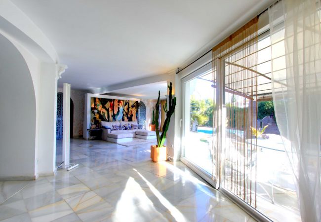 Villa in Marbella - 2042 Elegant Villa with Garden, heated Pool and Spacious Layout Villa in Marbella - 2042 Elegant Villa with Garden, heated Pool and Spacious Layout