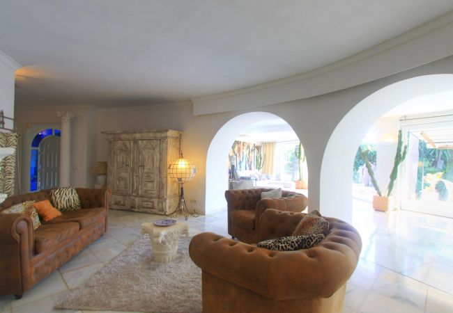 Villa in Marbella - 2042 Elegant Villa with Garden, heated Pool and Spacious Layout Villa in Marbella - 2042 Elegant Villa with Garden, heated Pool and Spacious Layout
