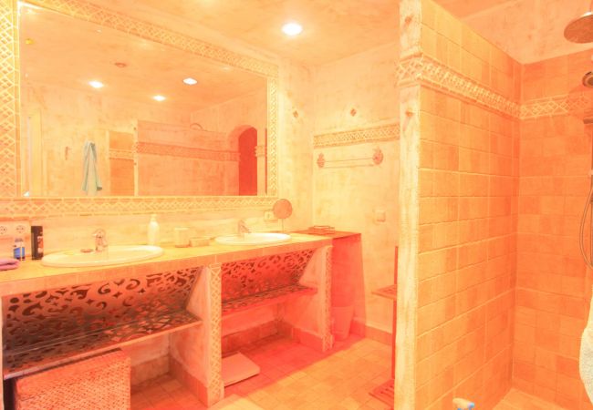 Villa in Marbella - 2042 Elegant Villa with Garden, heated Pool and Spacious Layout Villa in Marbella - 2042 Elegant Villa with Garden, heated Pool and Spacious Layout