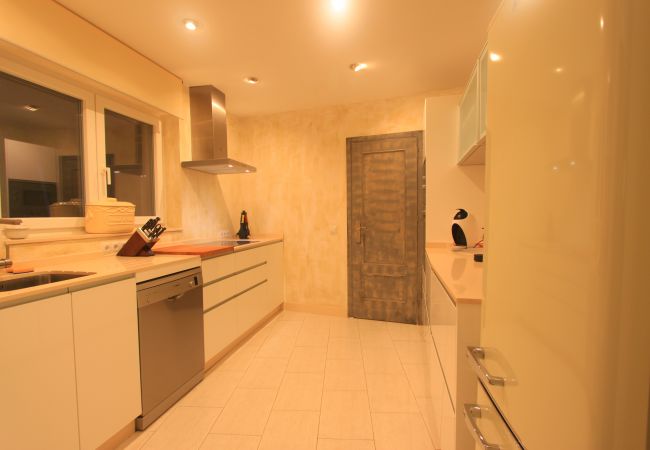 Villa in Marbella - 2042 Elegant Villa with Garden, heated Pool and Spacious Layout Villa in Marbella - 2042 Elegant Villa with Garden, heated Pool and Spacious Layout