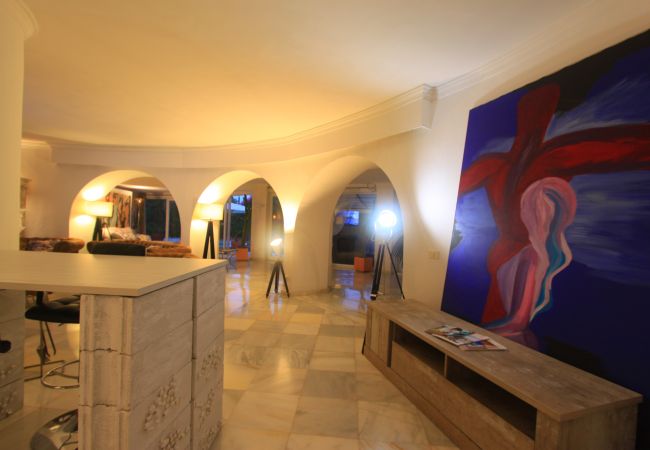 Villa in Marbella - 2042 Elegant Villa with Garden, heated Pool and Spacious Layout Villa in Marbella - 2042 Elegant Villa with Garden, heated Pool and Spacious Layout