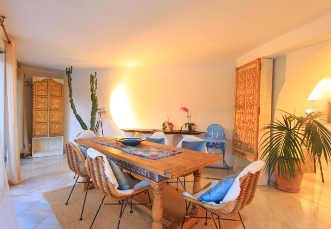 Villa in Marbella - 2042 Elegant Villa with Garden, heated Pool and Spacious Layout Villa in Marbella - 2042 Elegant Villa with Garden, heated Pool and Spacious Layout