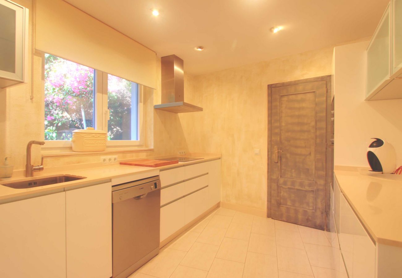 Villa in Marbella - 2042 Elegant Villa with Garden, heated Pool and Spacious Layout