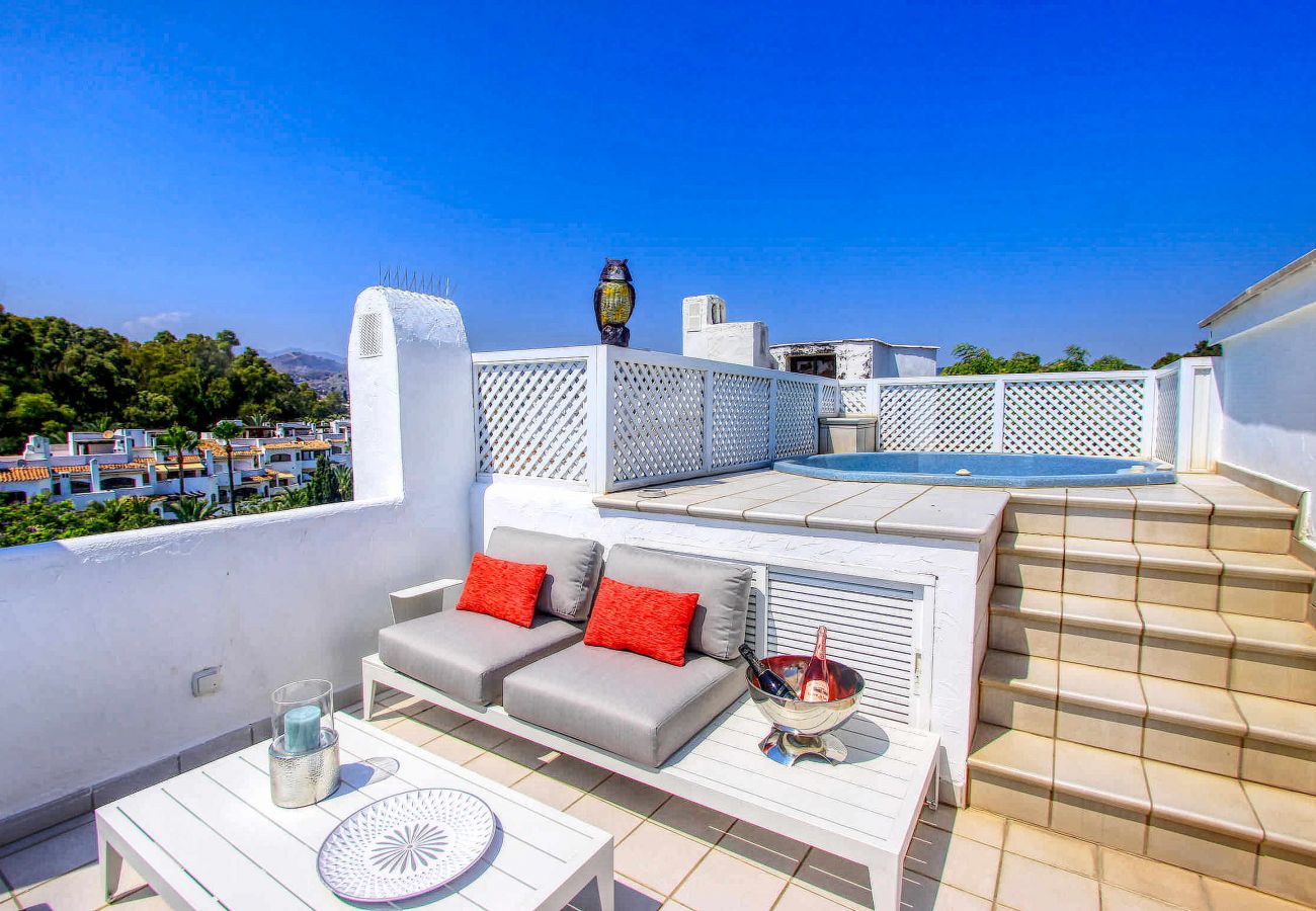 Apartment in Marbella - 1080 Luxury Family Penthouse with Rooftop Jacuzzi