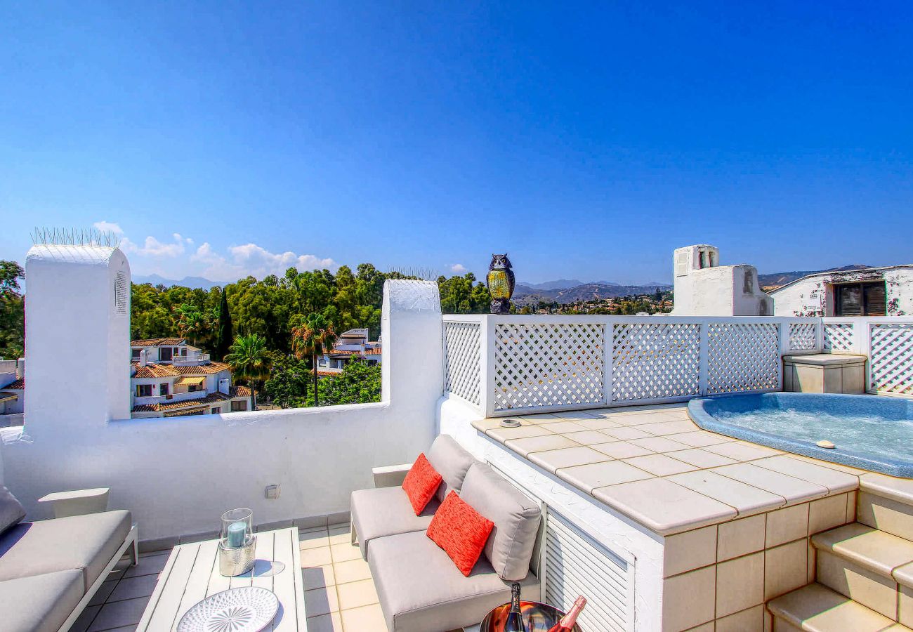 Apartment in Marbella - 1080 Luxury Family Penthouse with Rooftop Jacuzzi