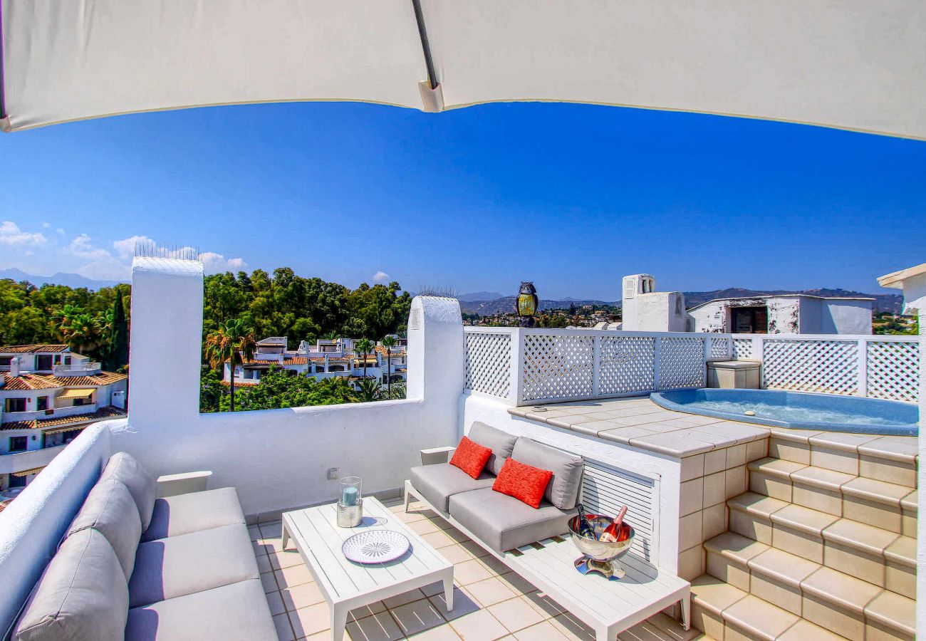 Apartment in Marbella - 1080 Luxury Family Penthouse with Rooftop Jacuzzi