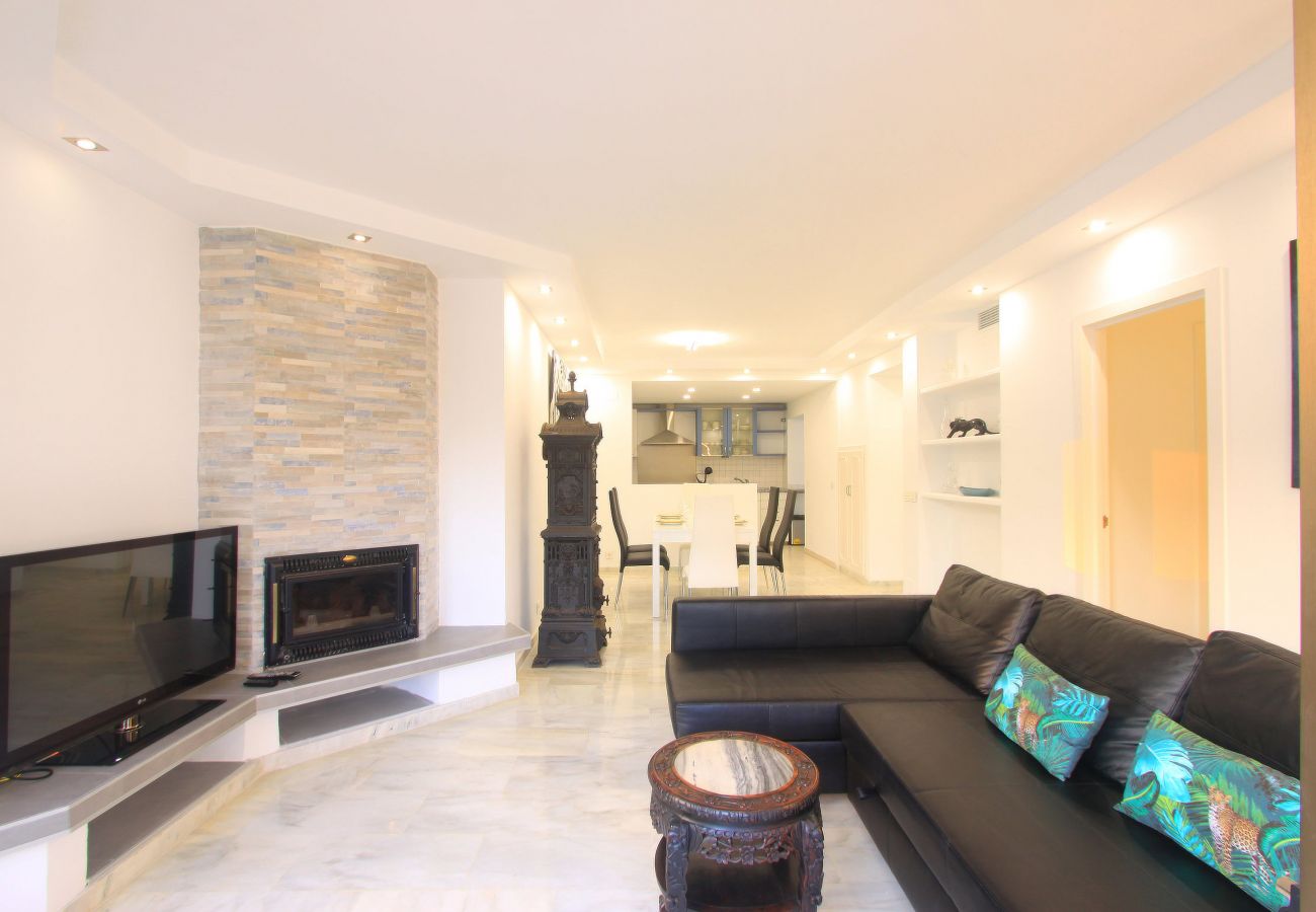 Apartment in Marbella - 1080 Luxury Family Penthouse with Rooftop Jacuzzi