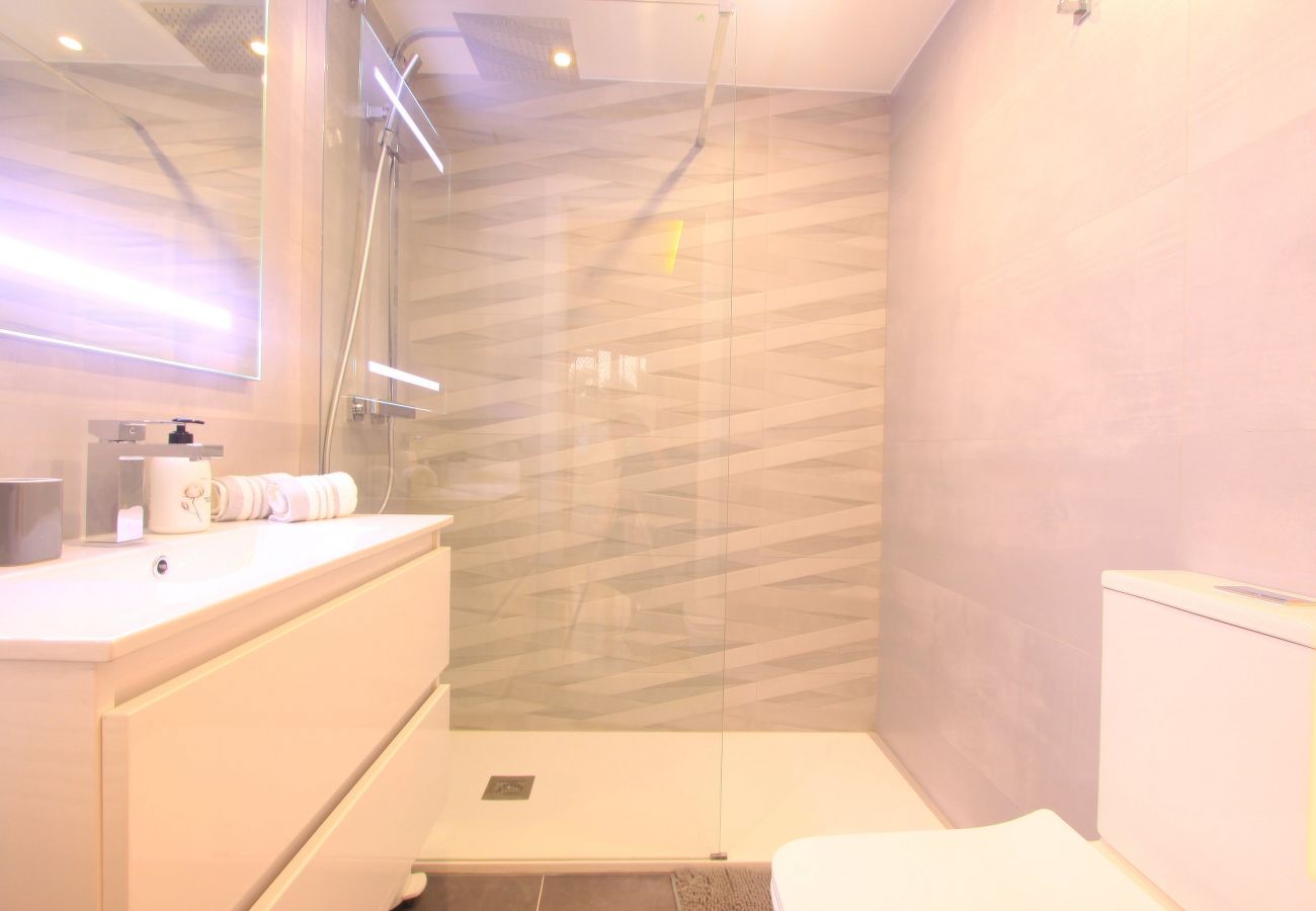 Apartment in Marbella - 1080 Luxury Family Penthouse with Rooftop Jacuzzi