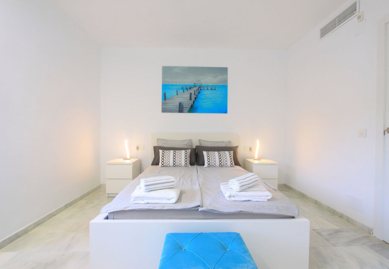 Apartment in Marbella - 1080 Luxury Family Penthouse with Rooftop Jacuzzi