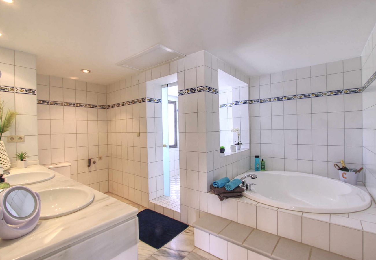Apartment in Marbella - 1080 Luxury Family Penthouse with Rooftop Jacuzzi