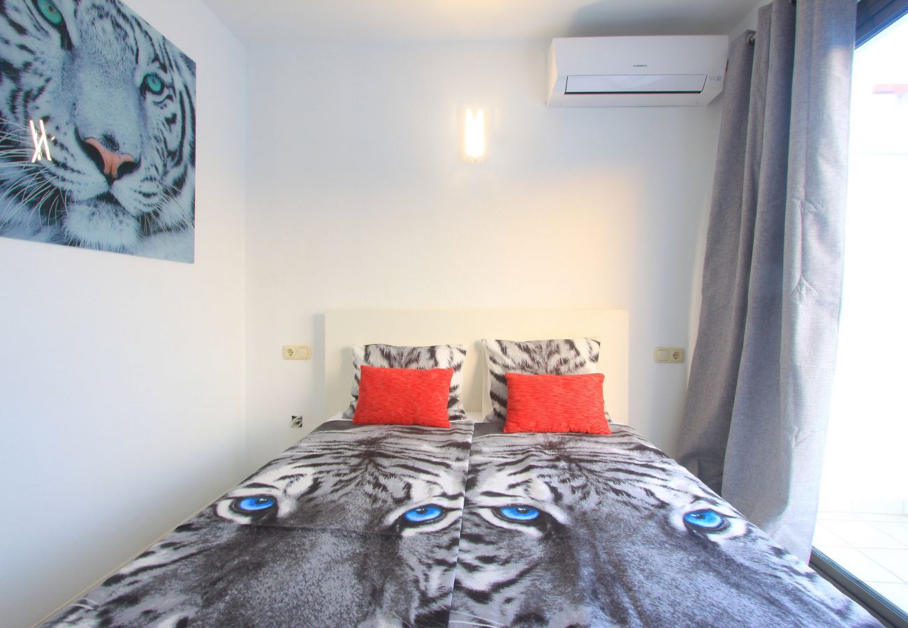 Apartment in Marbella - 1080 Luxury Family Penthouse with Rooftop Jacuzzi