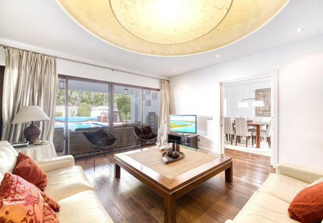 Villa in Marbella - 1102 Elegant Villa with Heated Pool and Prime Location Villa in Marbella - 1102 Elegant Villa with Heated Pool and Prime Location