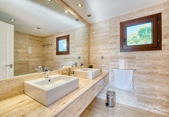 Villa in Marbella - 1102 Elegant Villa with Heated Pool and Prime Location Villa in Marbella - 1102 Elegant Villa with Heated Pool and Prime Location