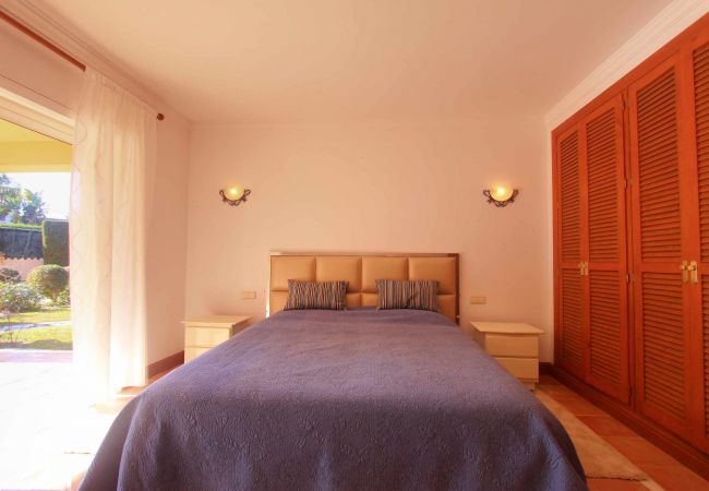 Villa in Estepona - 1072 Beachfront El Paraiso Retreat with Private Pool & BBQ Villa in Estepona - 1072 Beachfront El Paraiso Retreat with Private Pool & BBQ