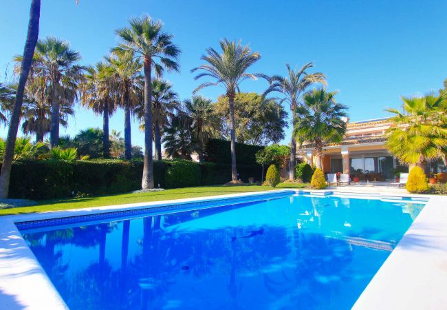 Villa in Estepona - 1072 Beachfront El Paraiso Retreat with Private Pool & BBQ Villa in Estepona - 1072 Beachfront El Paraiso Retreat with Private Pool & BBQ