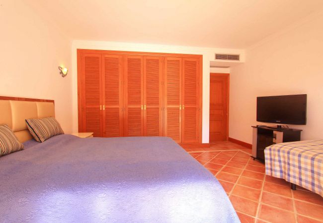 Villa in Estepona - 1072 Beachfront El Paraiso Retreat with Private Pool & BBQ Villa in Estepona - 1072 Beachfront El Paraiso Retreat with Private Pool & BBQ