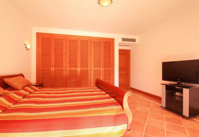 Villa in Estepona - 1072 Beachfront El Paraiso Retreat with Private Pool & BBQ Villa in Estepona - 1072 Beachfront El Paraiso Retreat with Private Pool & BBQ