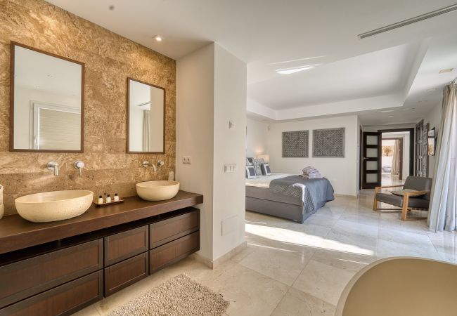 Villa in Marbella - 3055 Luxury Villa with Pool and Sea Views  Villa in Marbella - 3055 Luxury Villa with Pool and Sea Views