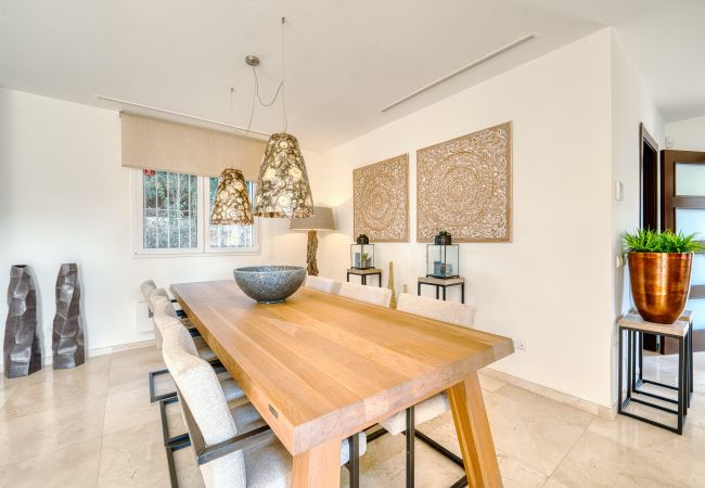 Villa in Marbella - 3055 Luxury Villa with Pool and Sea Views  Villa in Marbella - 3055 Luxury Villa with Pool and Sea Views