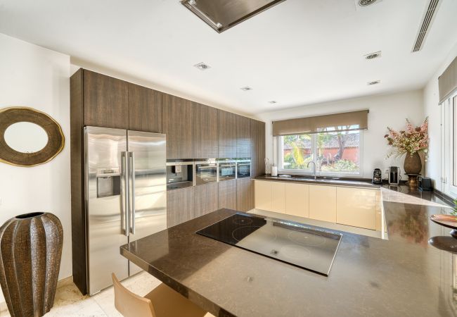 Villa in Marbella - 3055 Luxury Villa with Pool and Sea Views  Villa in Marbella - 3055 Luxury Villa with Pool and Sea Views