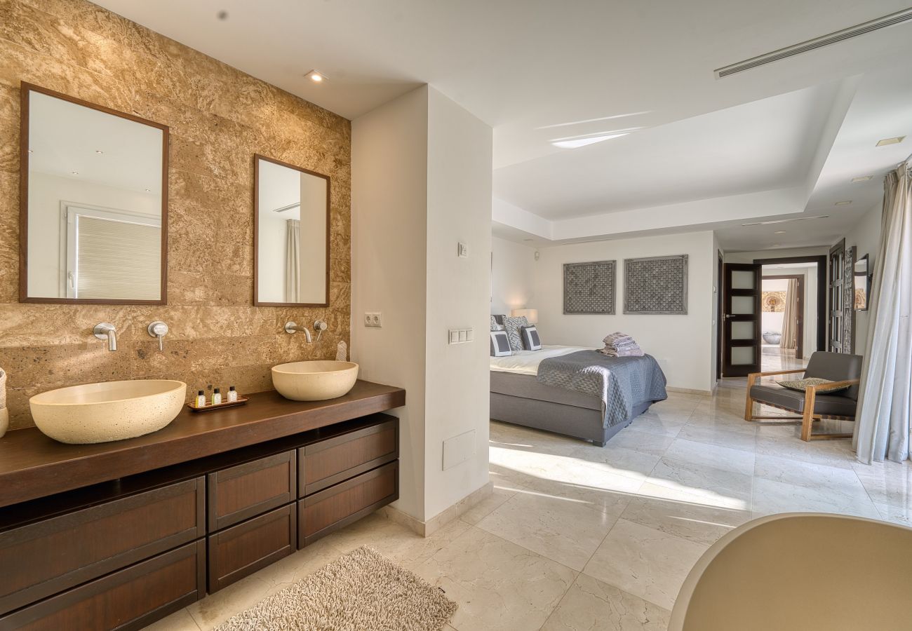 Villa in Marbella - 3055