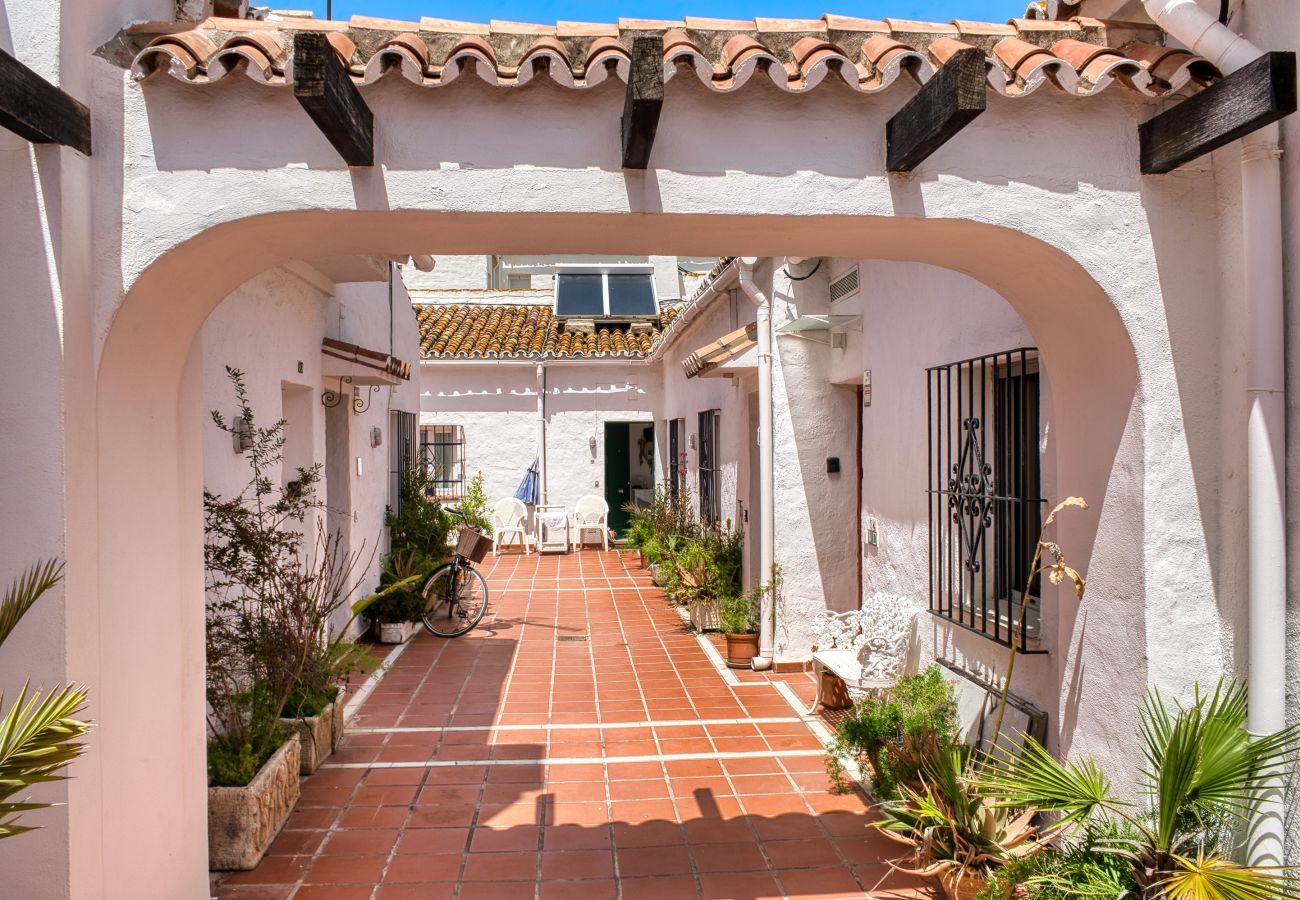 Apartment in Marbella - 3095 Elegant Beachside Apartment in Puerto Banús