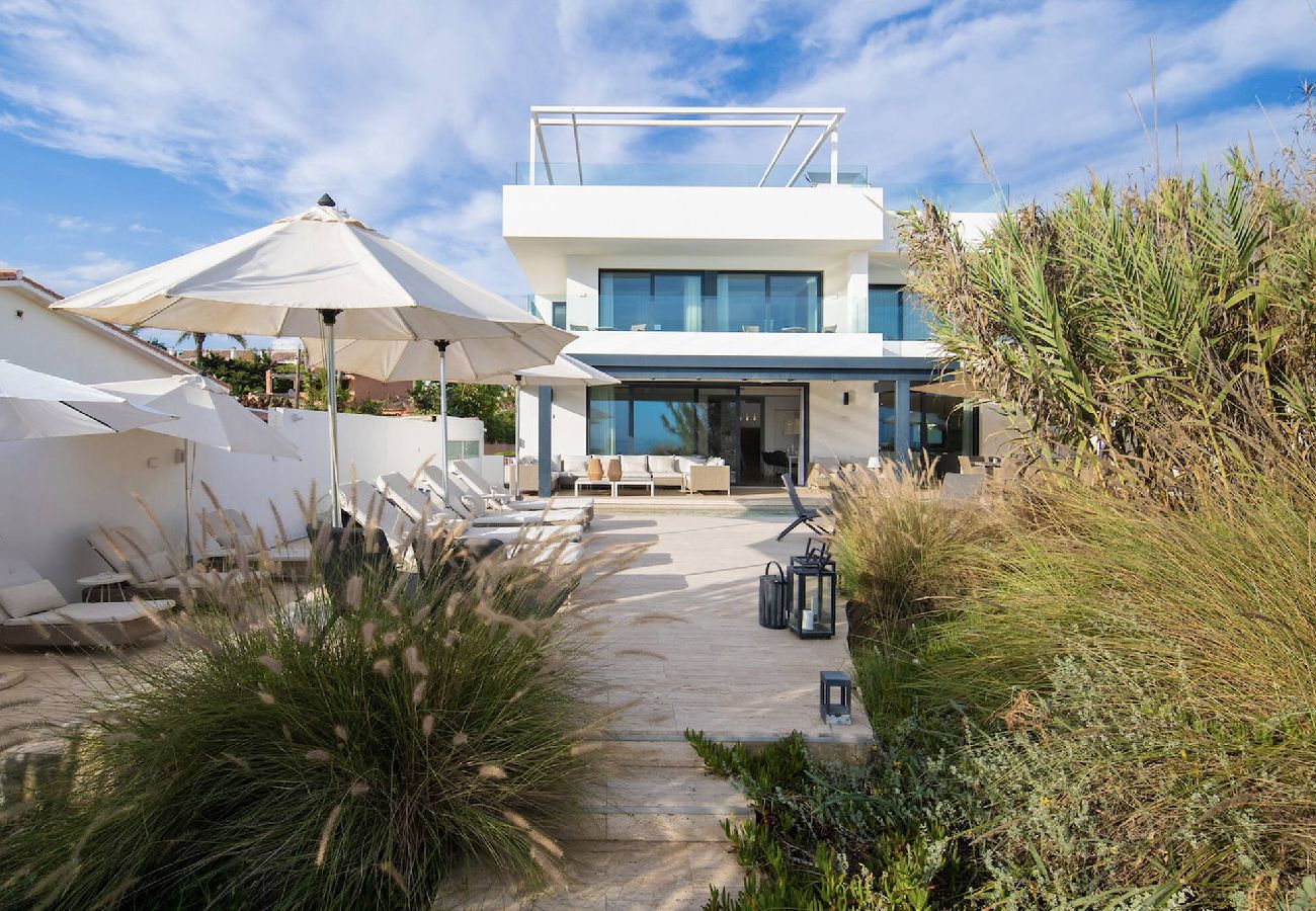 Villa in Marbella - Frontline Beach Costabella (r2576927) 