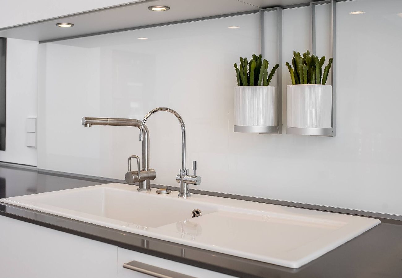 Villa in Marbella - Frontline Beach Costabella (r2576927) 