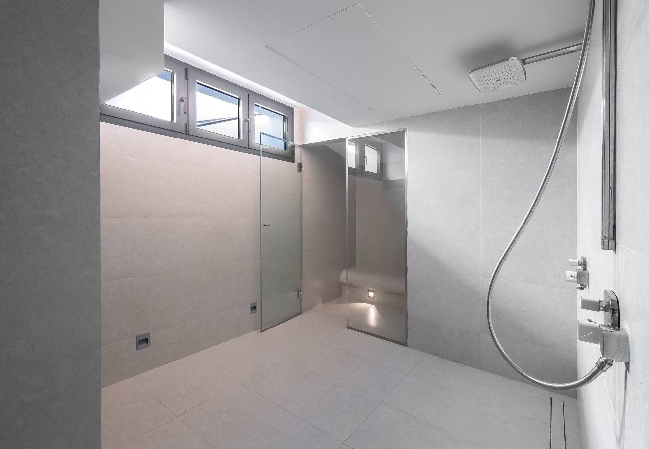 Villa in Marbella - Frontline Beach Costabella (r2576927) 