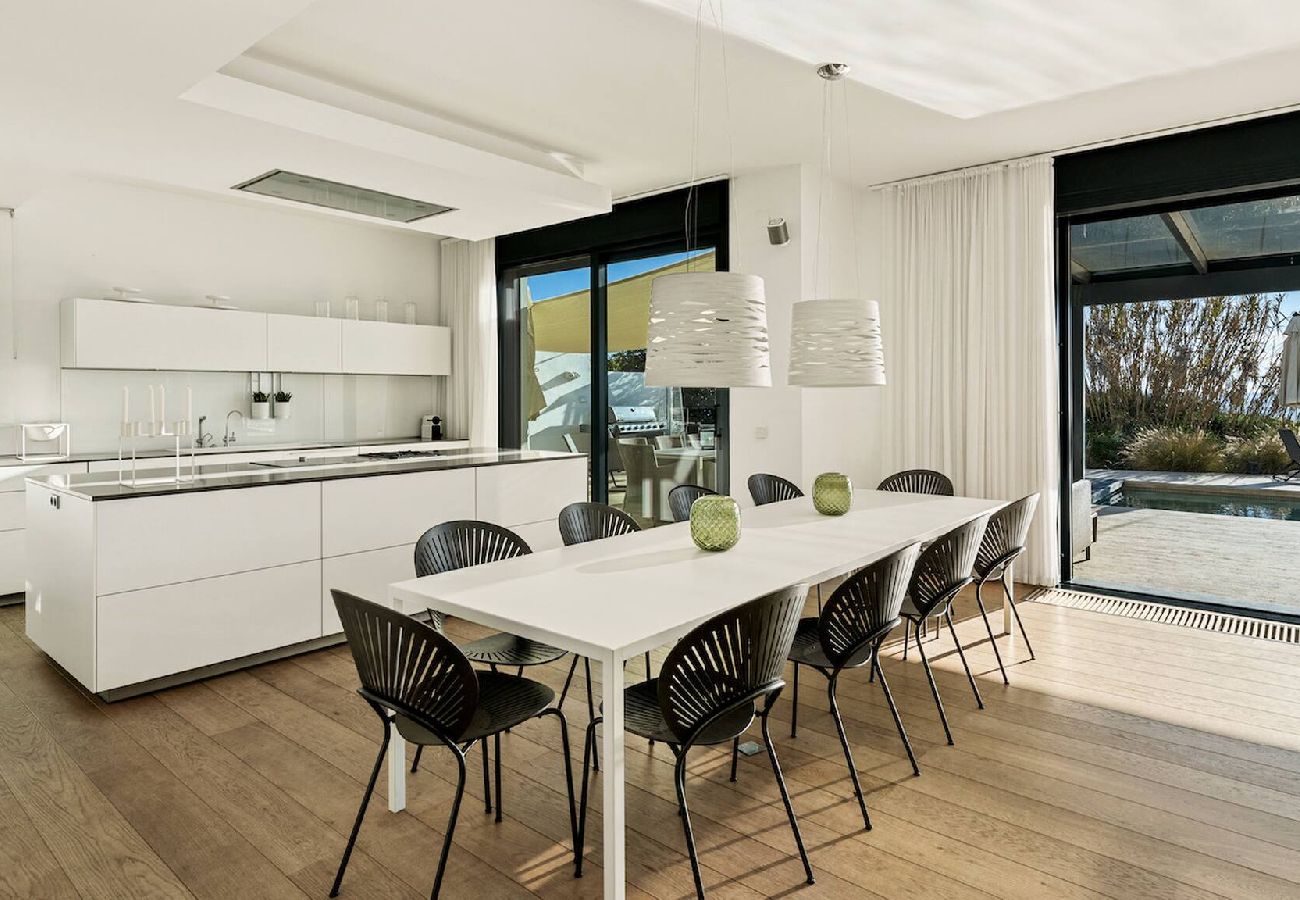 Villa in Marbella - Frontline Beach Costabella (r2576927) 